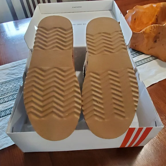 NWT Women's UNC Tar Heels Sweater Top Booties - Picture 8 of 8